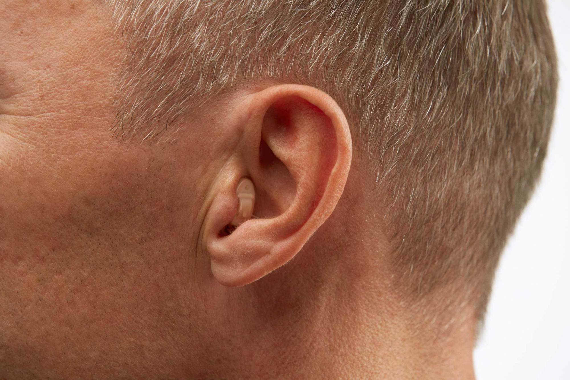 Ear hearing. Слуховой аппарат. Заушный слуховой аппарат на ухе.
